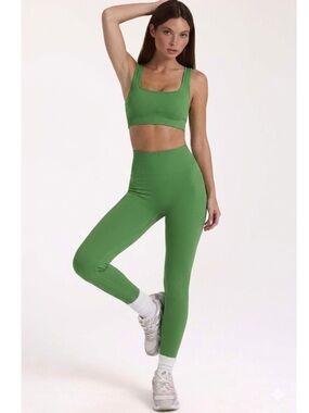 SET ACTIVE SCULPTFLEX BOX CUT TOP SPORTS BRA + LEGGINGS LUCKY GREEN